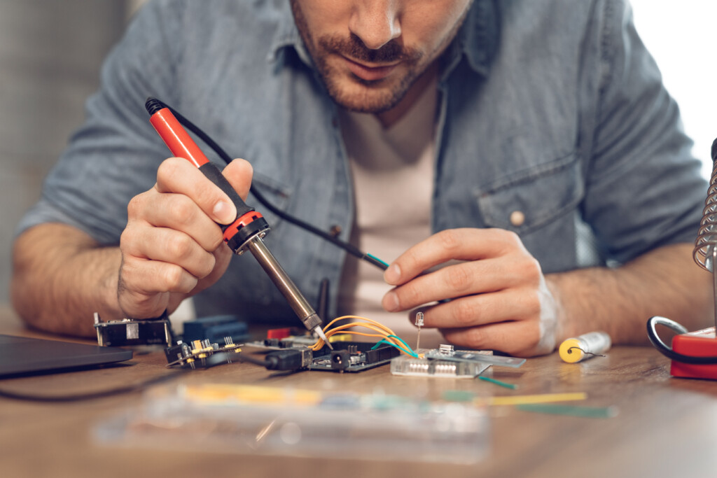 IoT Engineer, Mechanical Engineer, Tinker, Circuit board, Repair, Soldering Iron, Image by Adobe Stock